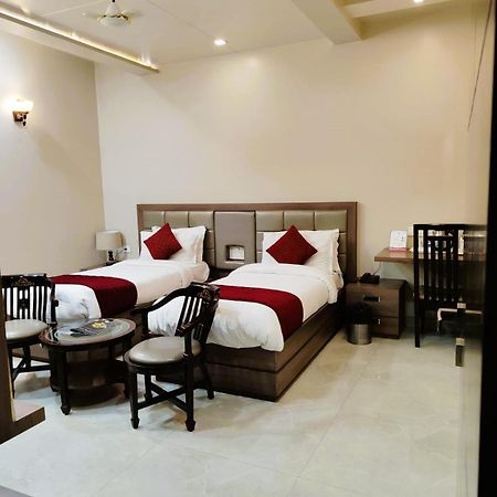 Hotel Ozas Grand Varanasi Exterior photo
