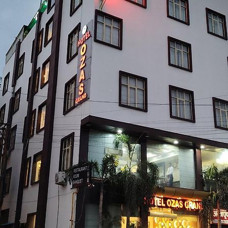 Hotel Ozas Grand Varanasi Exterior photo