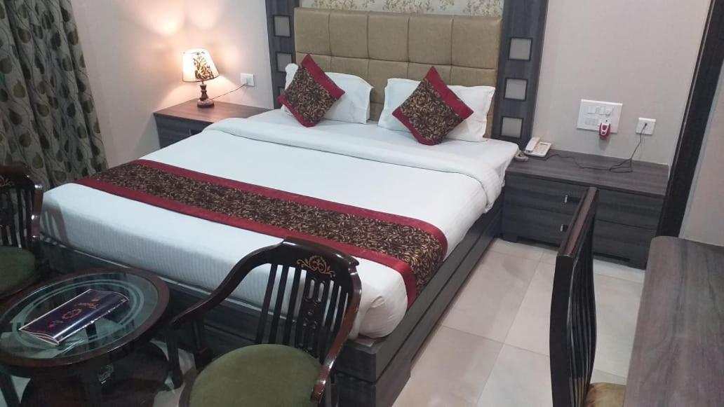 Hotel Ozas Grand Varanasi Exterior photo