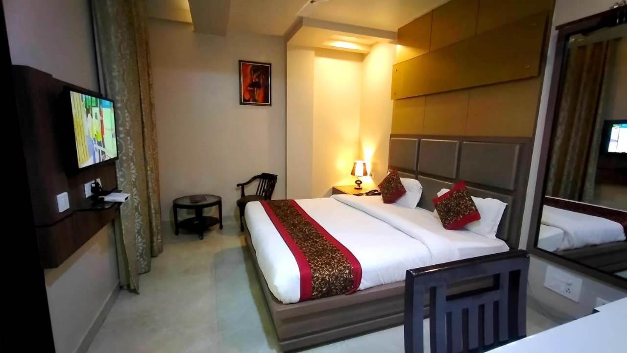 Hotel Ozas Grand Varanasi Exterior photo