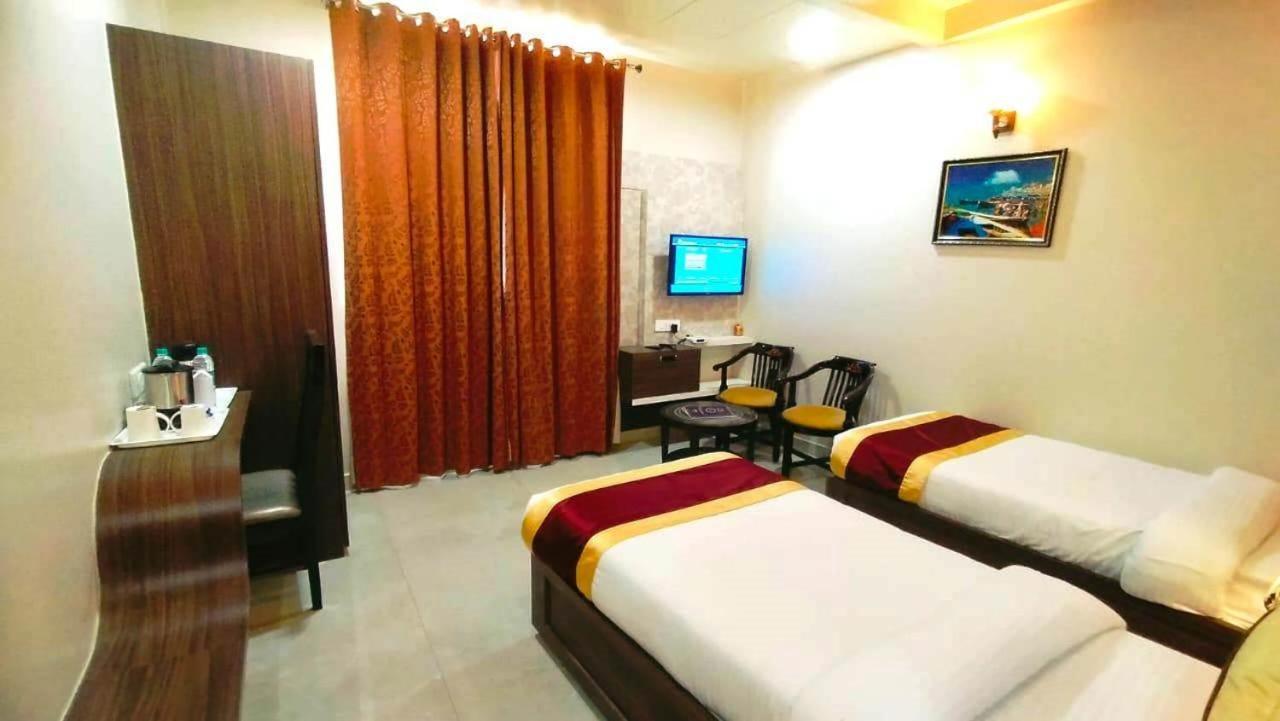 Hotel Ozas Grand Varanasi Exterior photo
