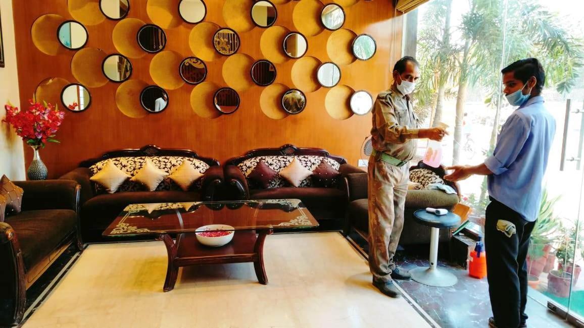 Hotel Ozas Grand Varanasi Exterior photo