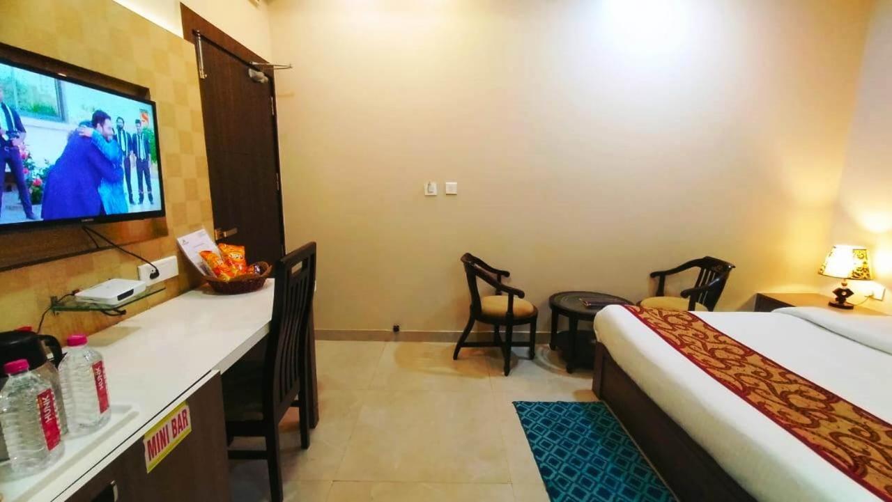 Hotel Ozas Grand Varanasi Exterior photo