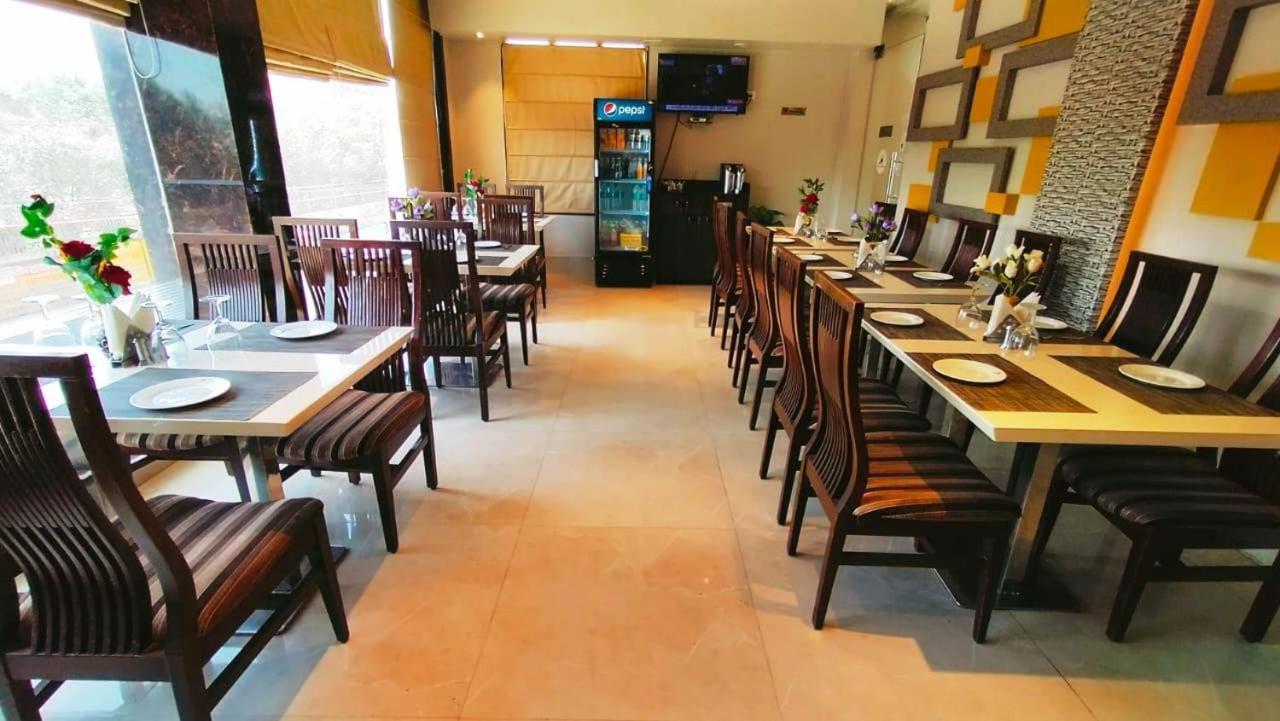 Hotel Ozas Grand Varanasi Exterior photo