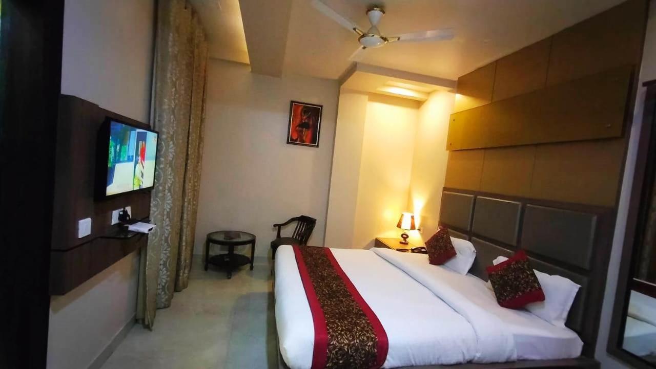 Hotel Ozas Grand Varanasi Exterior photo