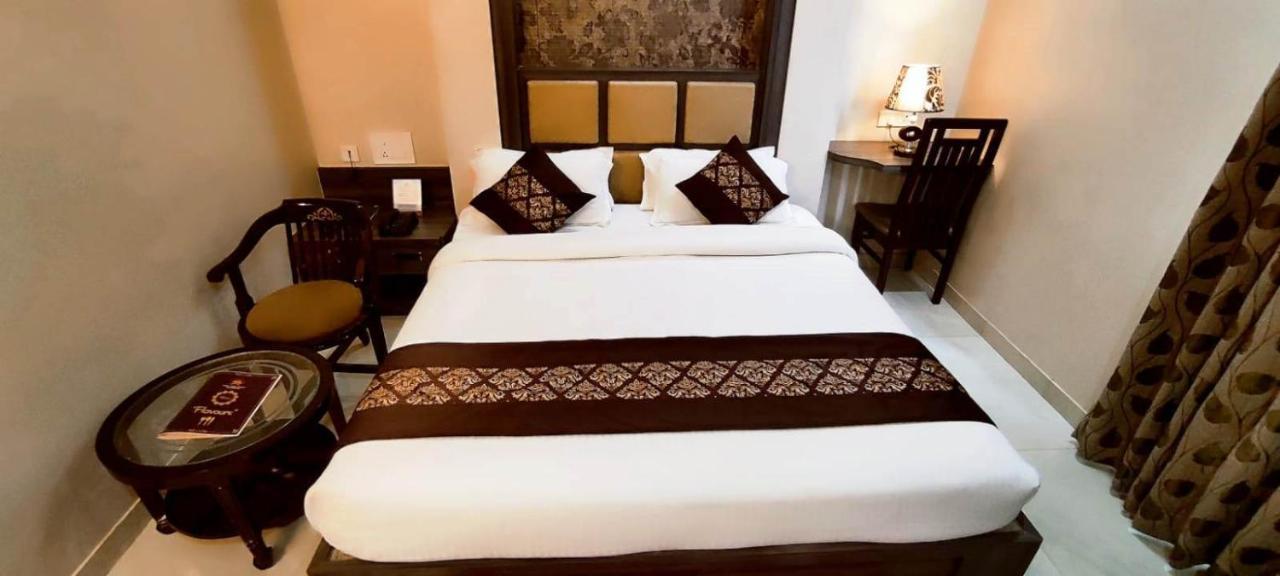 Hotel Ozas Grand Varanasi Exterior photo