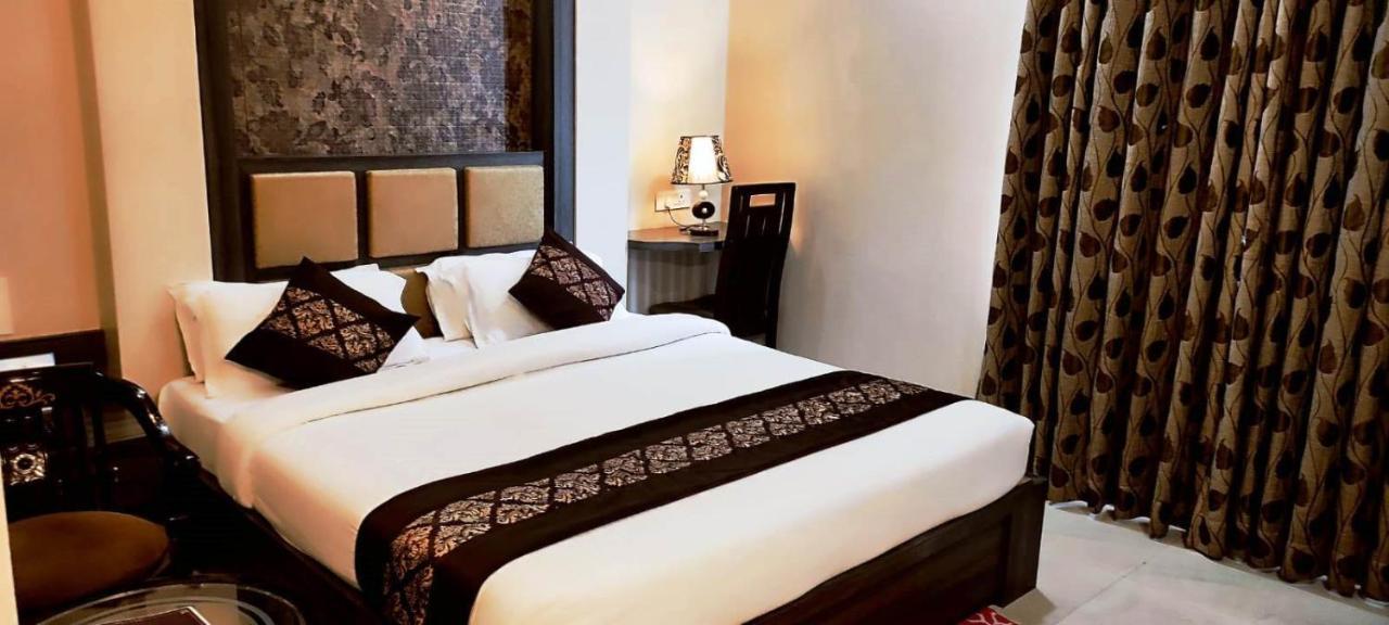 Hotel Ozas Grand Varanasi Exterior photo