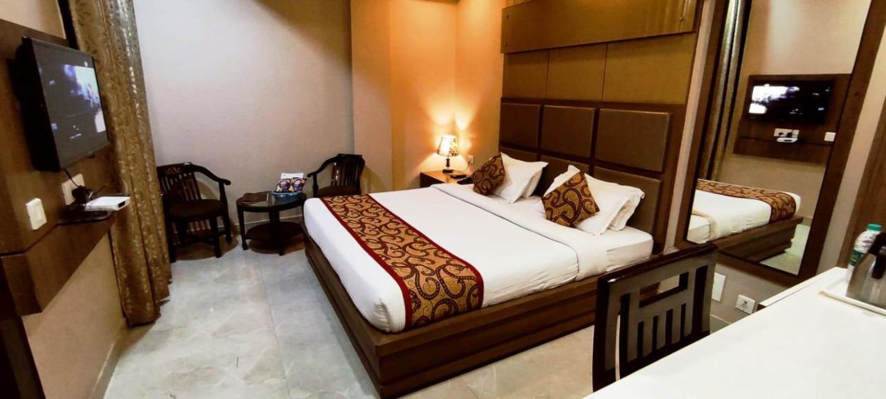 Hotel Ozas Grand Varanasi Exterior photo