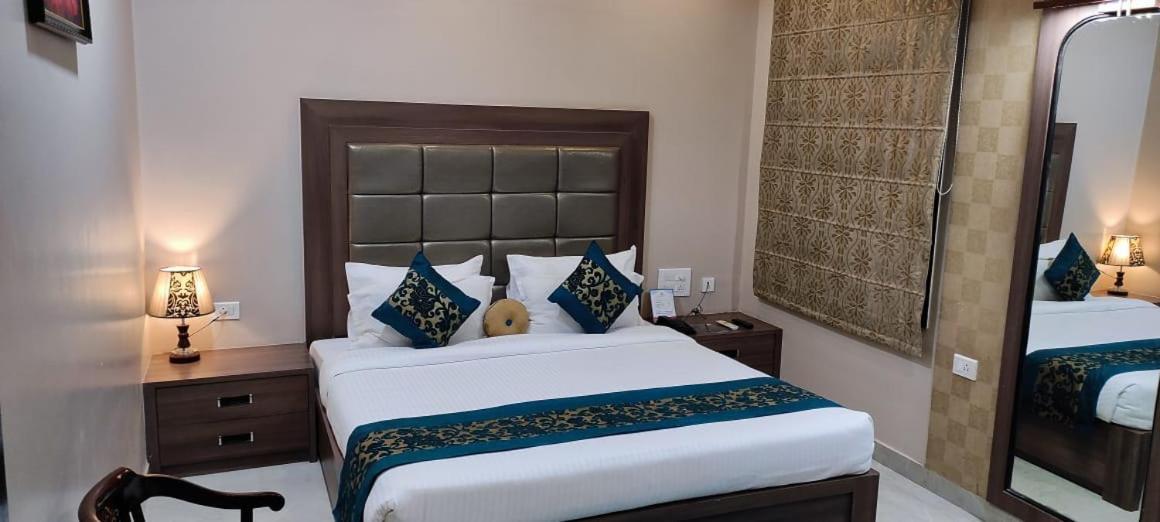 Hotel Ozas Grand Varanasi Exterior photo