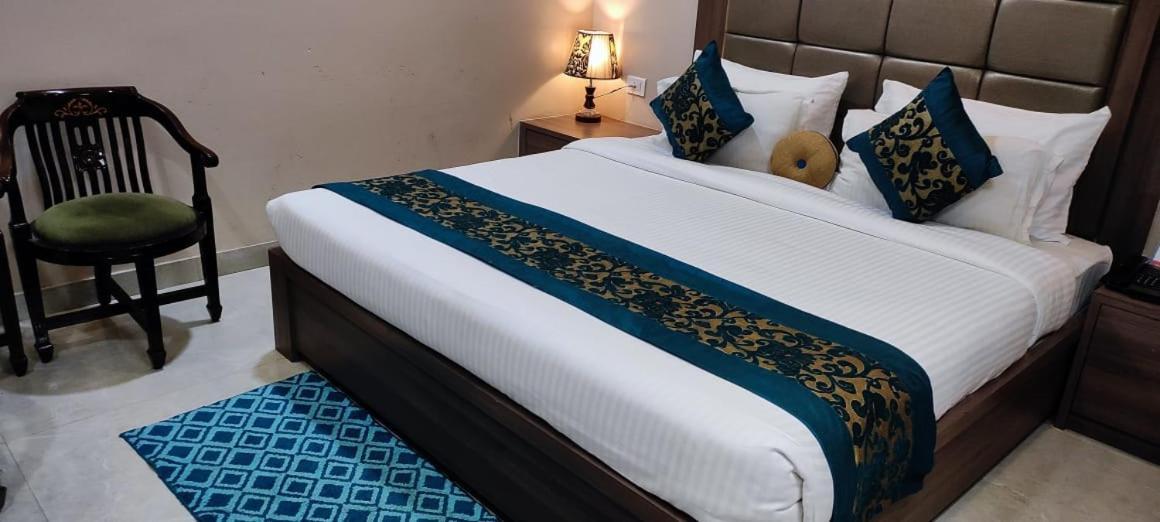 Hotel Ozas Grand Varanasi Exterior photo