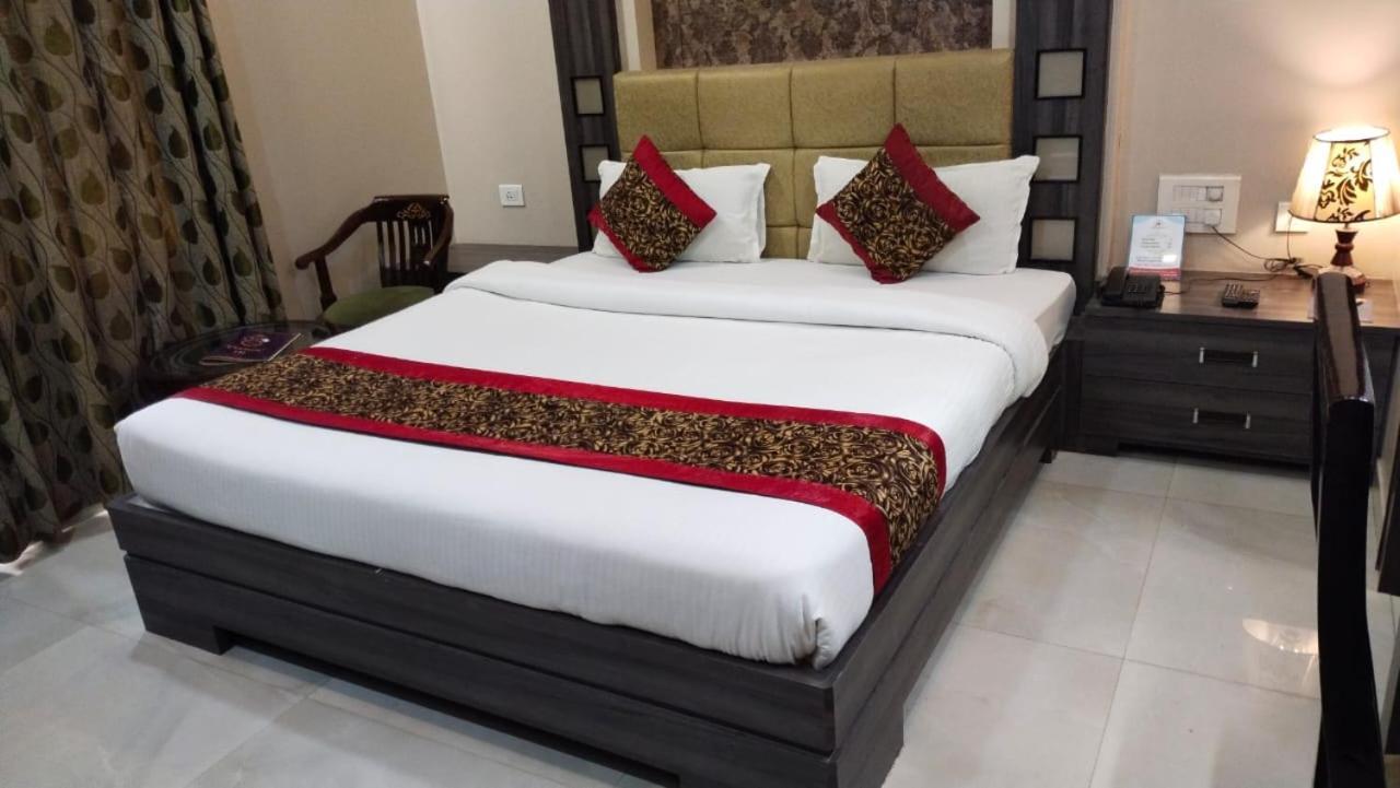 Hotel Ozas Grand Varanasi Exterior photo