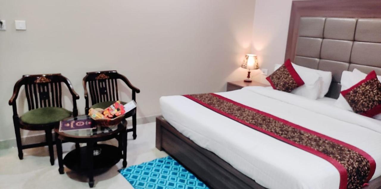 Hotel Ozas Grand Varanasi Exterior photo