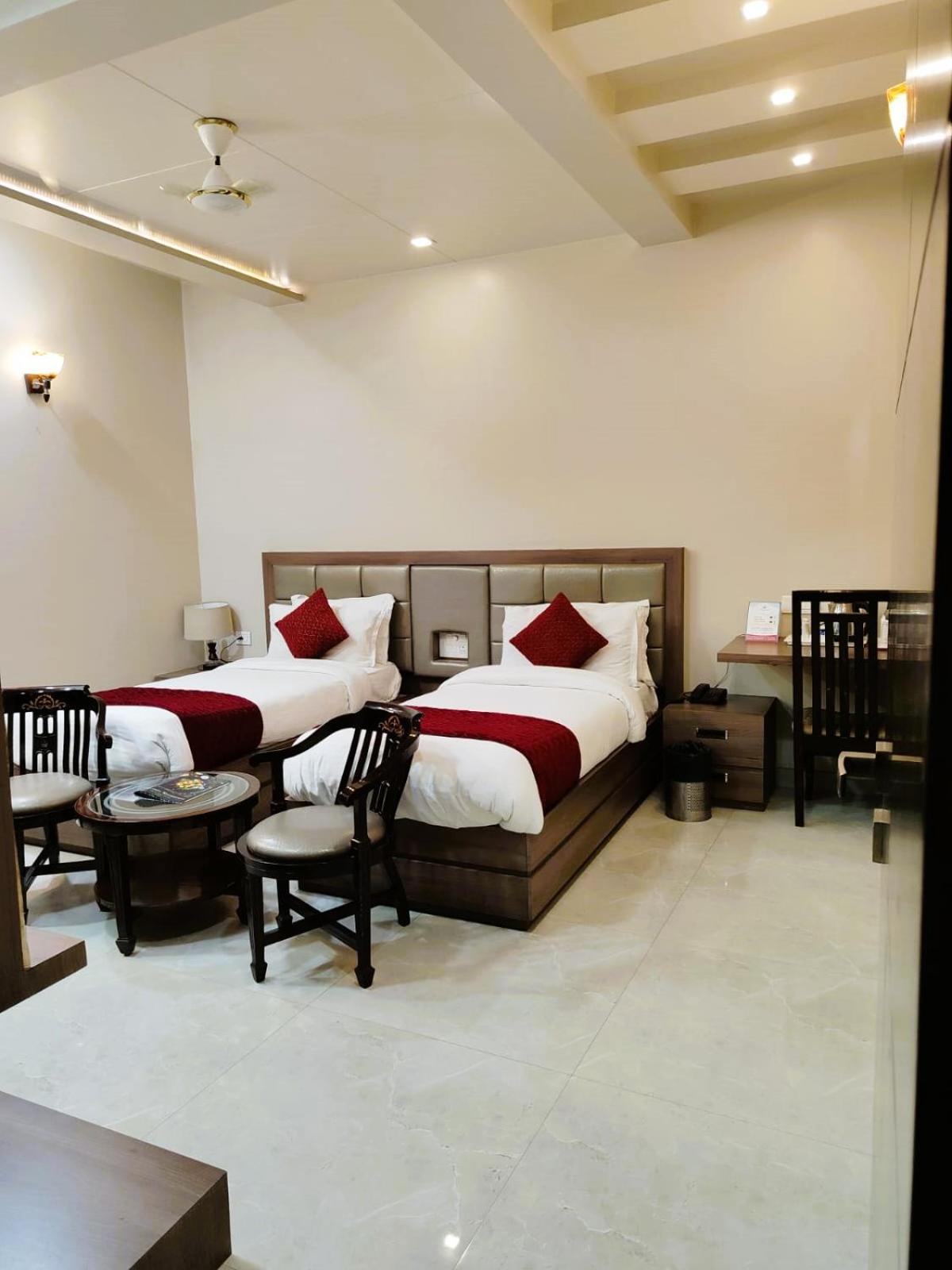 Hotel Ozas Grand Varanasi Exterior photo