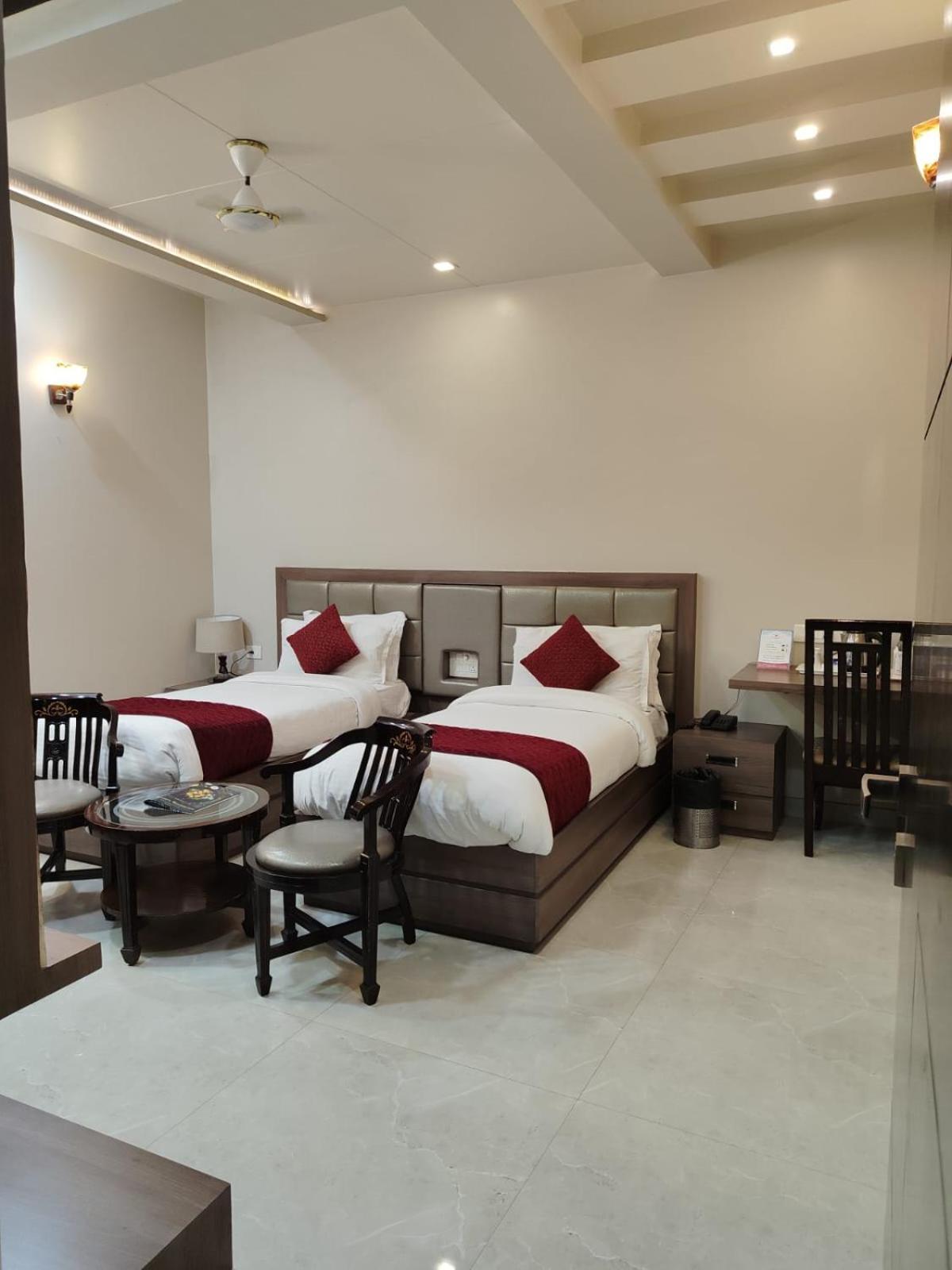 Hotel Ozas Grand Varanasi Exterior photo